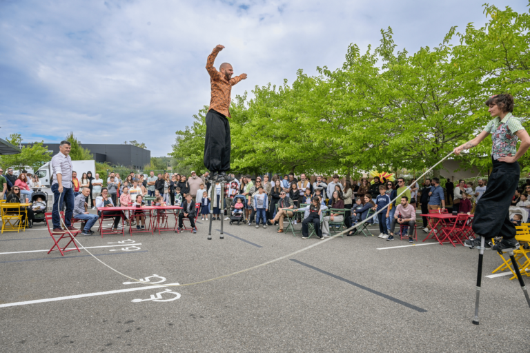 Spectacle d'échassiers et animations en extérieur pour les invités et les familles lors de l'inauguration des nouveaux locaux d'Air Support.